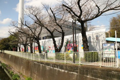 桜と川に隣接した本社